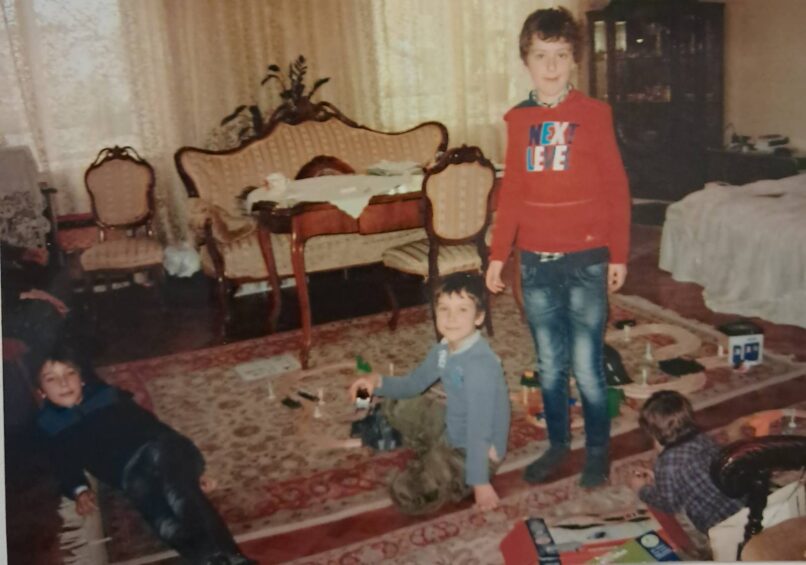 Önfeledt játék a szőnyegen