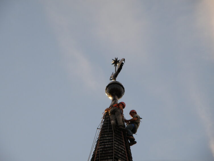 A templomtorony csúcsán