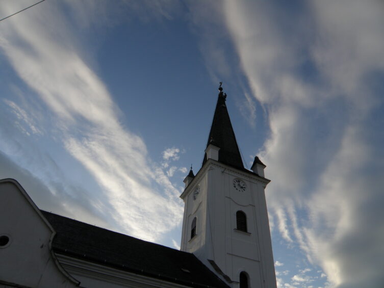 A templomtorony csúcsán