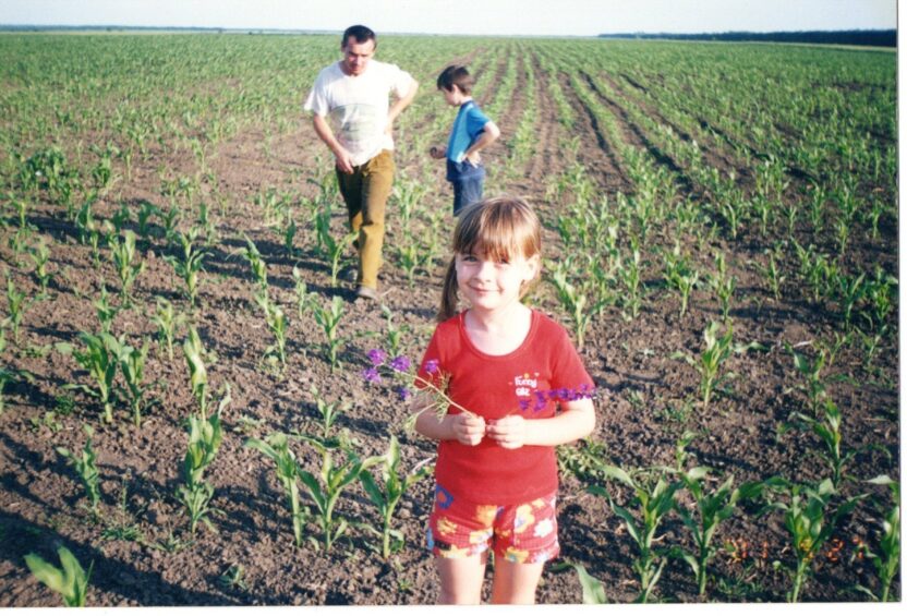 A gyermek apja hátát látva halad előre