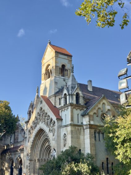 The Timeless Gate of Heroes: A Journey Through Budapest’s Vajdahunyad Castle