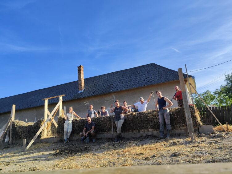 Rakott sárfal építés kalákában