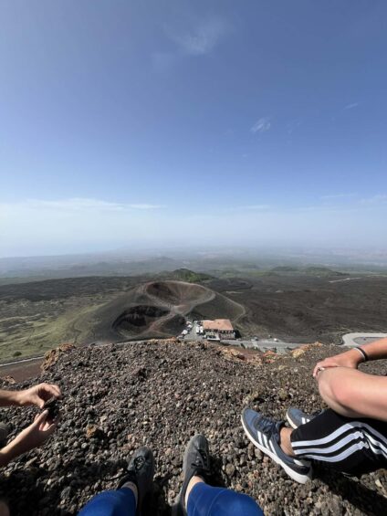 Ülök egy vulkánon, a kürtőt nézem a szélben és eláraszt a nyugalom.