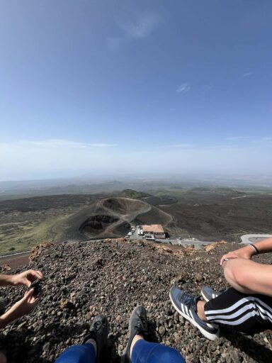 Ülök egy vulkánon, a kürtőt nézem a szélben és eláraszt a nyugalom. - 2026-01-26 11:17 - Pálfi Sára