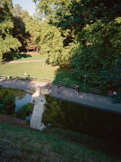 Üldögélés a szoborparkban