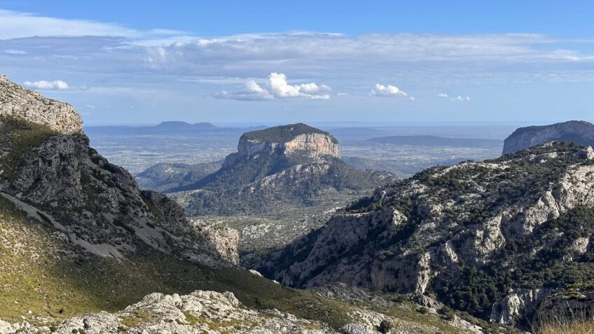 Mesesziget alpesi tájakkal