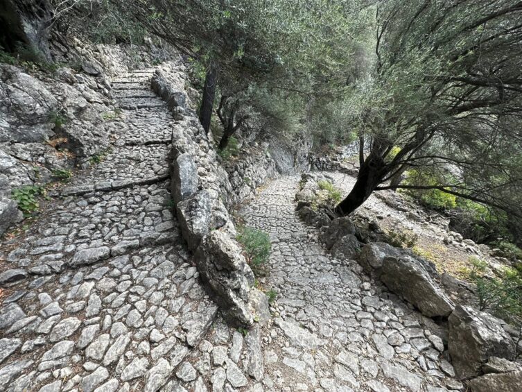 Mesesziget alpesi tájakkal