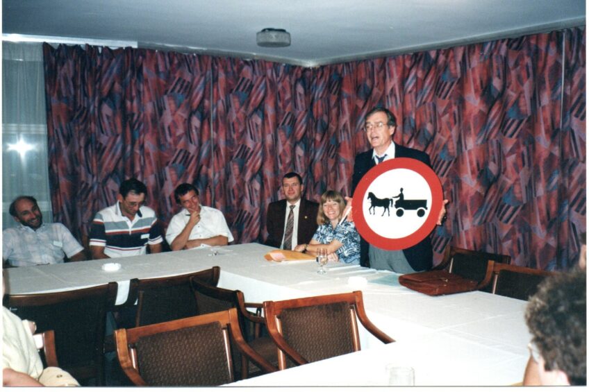 Kultúrák találkozása egy közlekedési tábla története