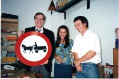 Kultúrák találkozása egy közlekedési tábla története